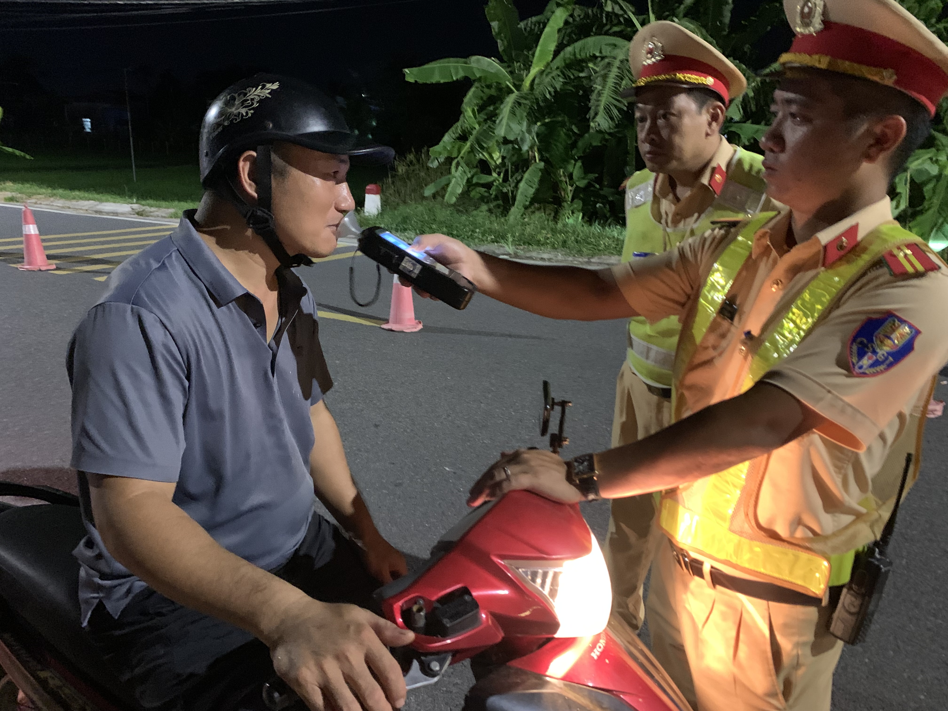 Phạt 7 trường hợp vi phạm nồng độ cồn trên địa bàn huyện Kiến Thuỵ đêm 28/8/2024